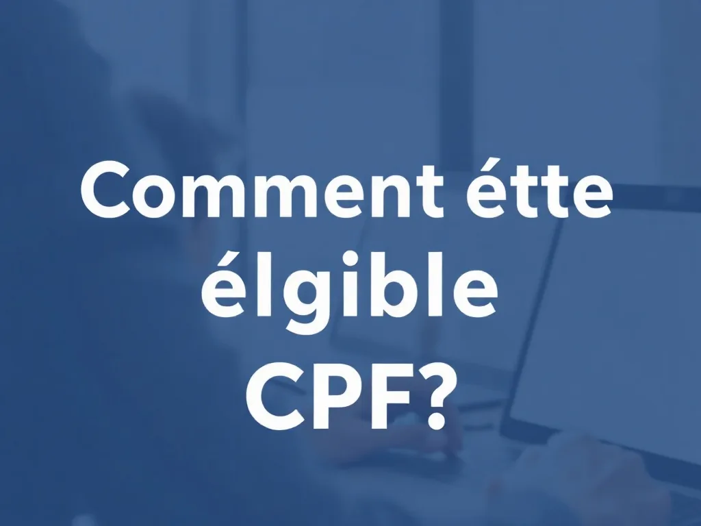 Une personne assise devant un ordinateur portable ouvre le site Mon Compte Formation avec son téléphone à côté et un dossier